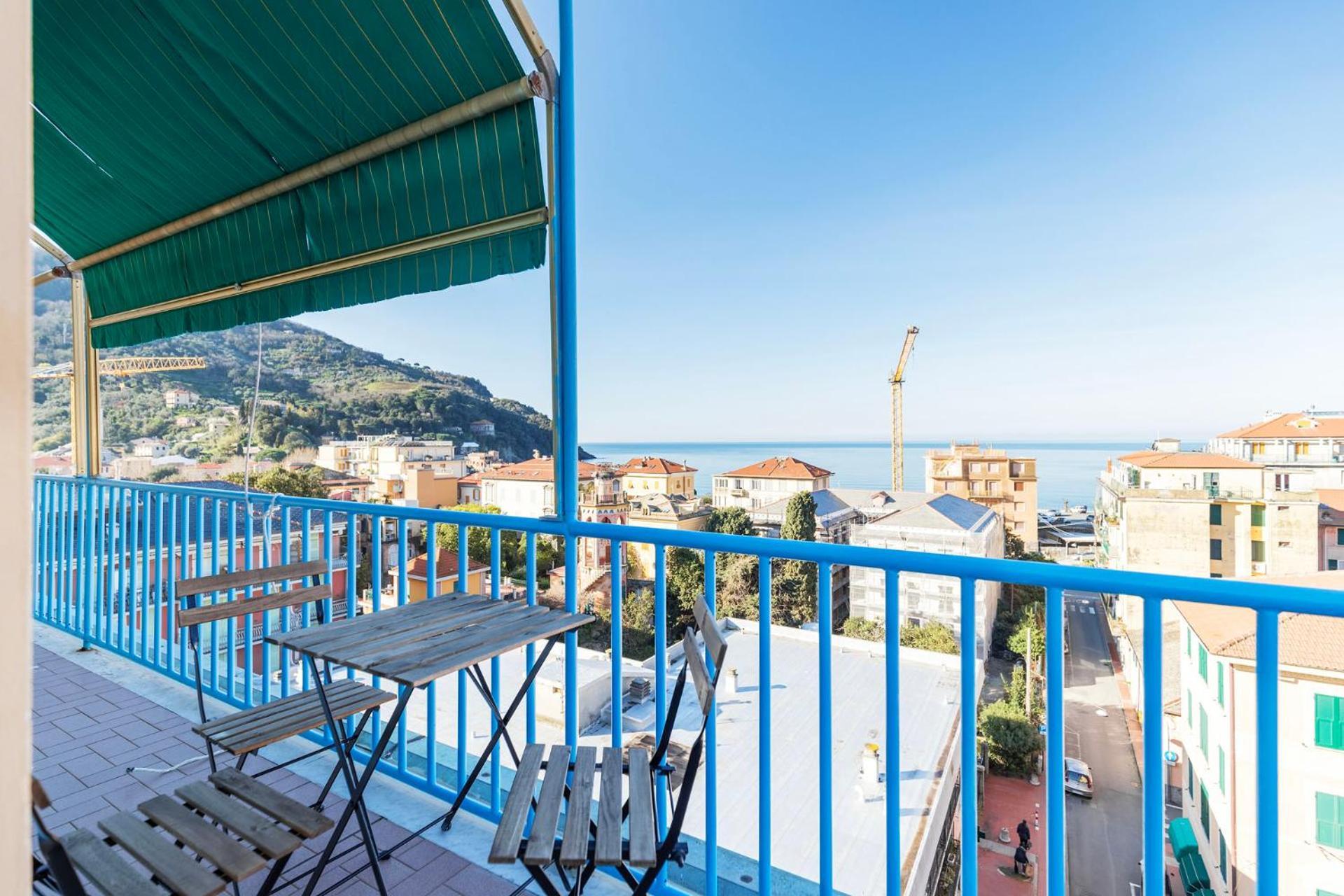 Il Mare In Ogni Stanza, * Levanto